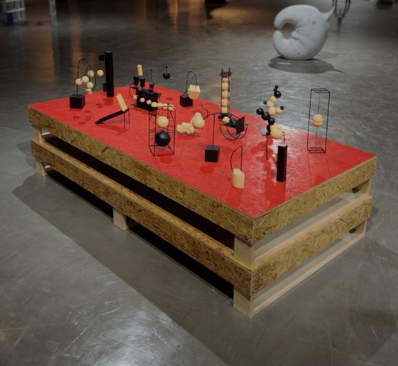「移動する視点、通路の彫刻」展示画像